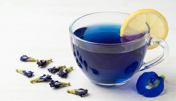 Niebieska herbata Butterfly Pea Tea z klitorii ternateńskiej z plasterkiem cytryny