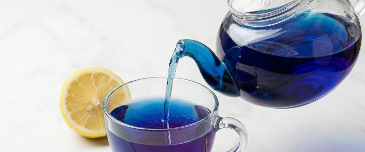Blue tea – napar z klitorii ternateńskiej zmieniający kolor na fioletowy