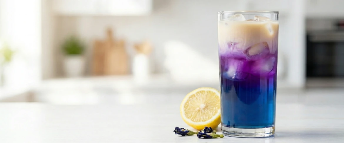 Warstwowy napój z niebieskiej herbaty butterfly pea tea i cytryny