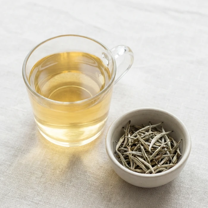 Zaparzona biała herbata w filiżance