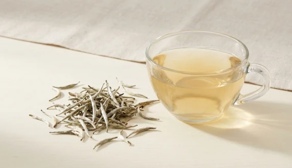 Biała herbata liściasta – jasny napar z suszu Silver Needle