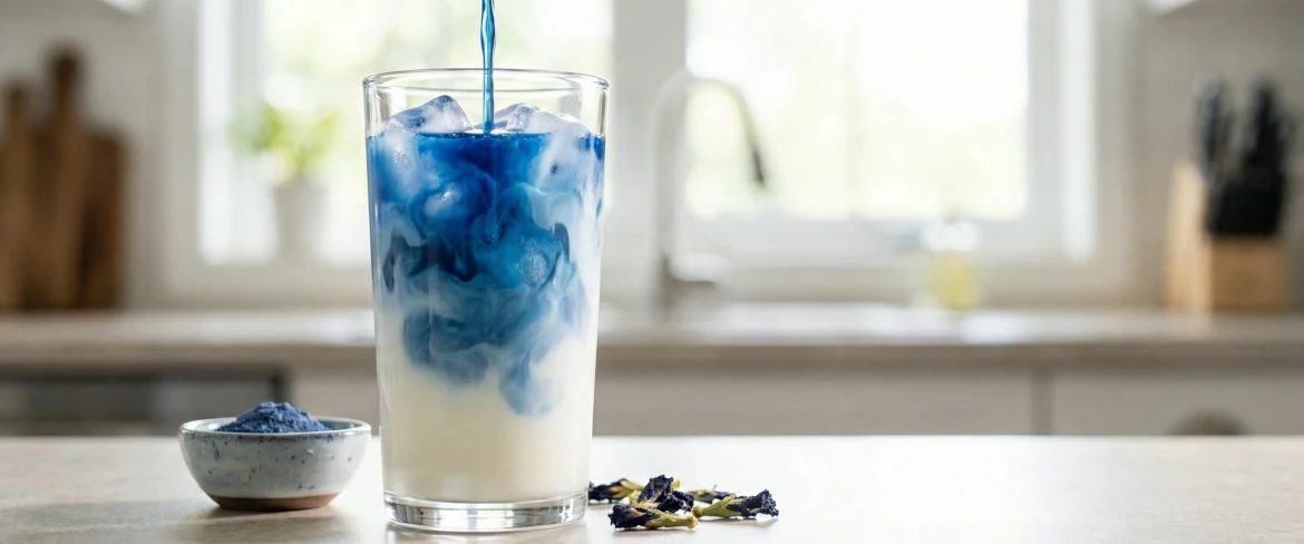 Niebieska matcha – matcha blue z klitorii ternateńskiej w szklance z lodem