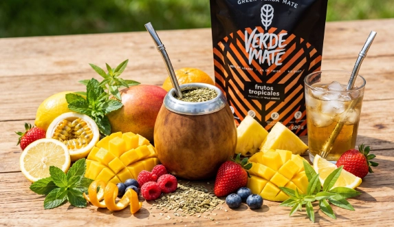 Yerba mate smakowa w matero z owocami tropikalnymi, miętą i doypackiem Verde Mate Frutos Tropicales.
