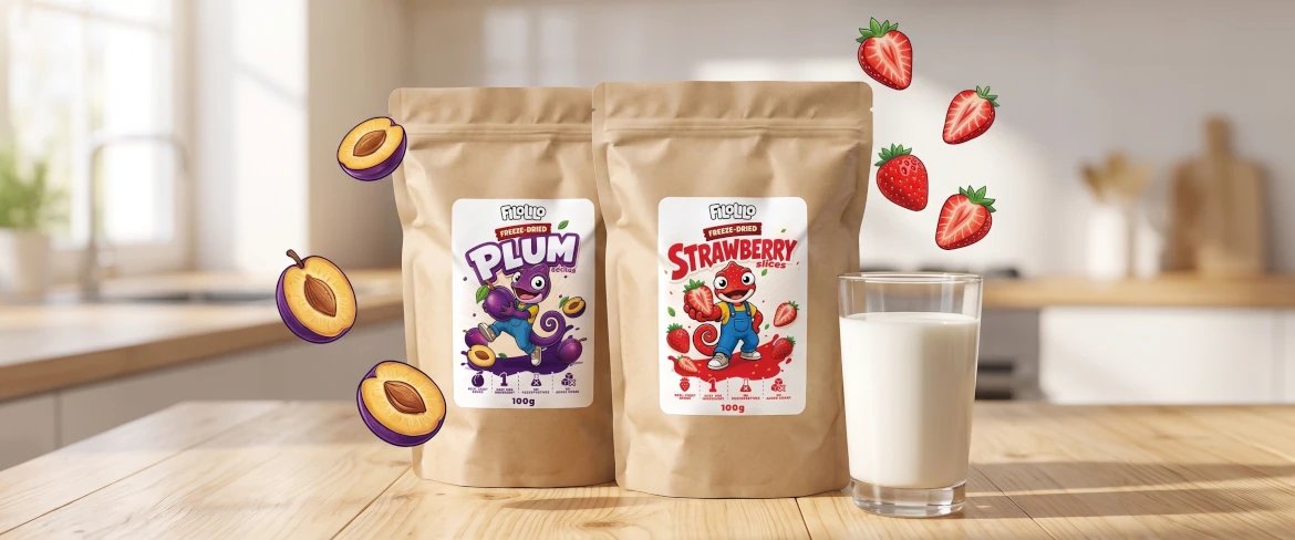 Kolorowe opakowania na stole i szklanka mleka. Te owocowe produkty liofilizowane to świetna, chrupiąca przekąska.