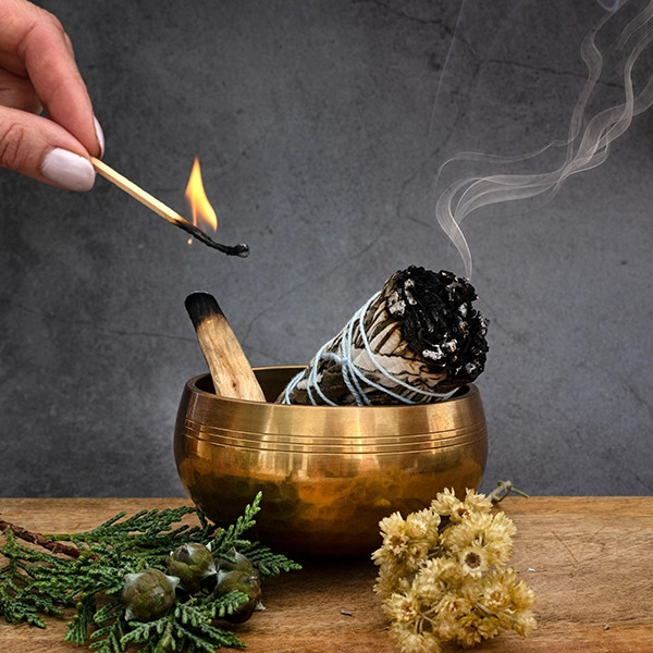 Naturalna magia kadzideł. Jak działa palo santo i biała szałwia?