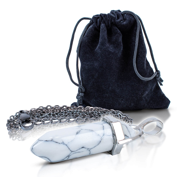 Biały turkus – zawieszka z łańcuszkiem w woreczku