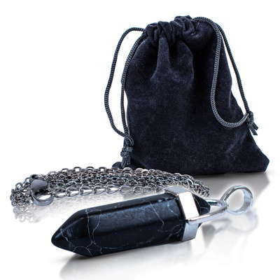 Czarny turkus – zawieszka z łańcuszkiem w woreczku