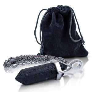 Kamień lawowy – zawieszka z łańcuszkiem w woreczku